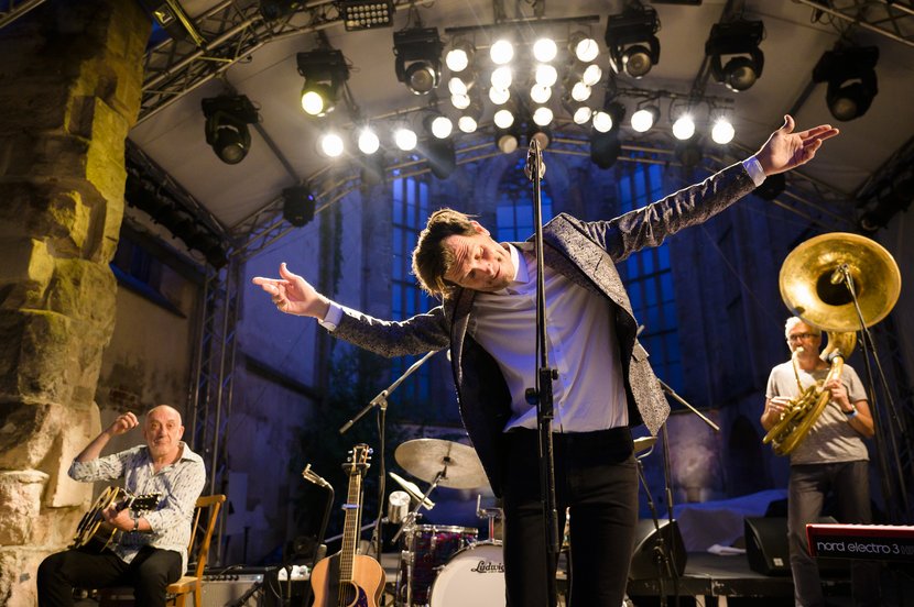 Hugh Coltman verbeugt sich auf der Bühne in St. Katharina